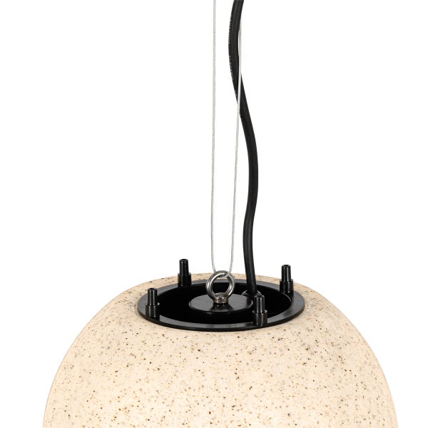 Nahaufnahme der Oberseite einer runden Pendelleuchte mit beigem Schirm, schwarzer Montageplatte, silbernem Drahtseil und schwarzem Stromkabel.