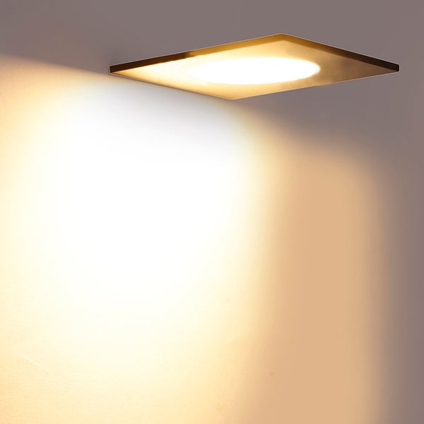 Quadratisches, flaches LED-Panel an der Decke montiert mit warmweißem Lichtkegel.