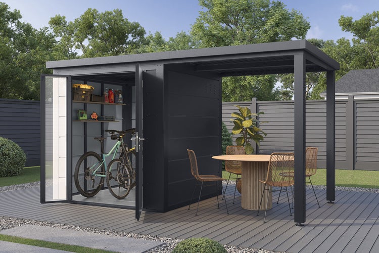 Gartenhaus mit integriertem überdachtem Sitzbereich auf einer Terrasse mit Fahrrädern und Gartenmöbeln.