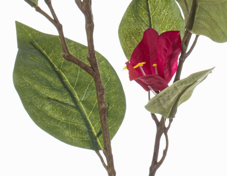 Künstlicher Geweihfarn-Stecker mit verzweigten grünen Blättern.