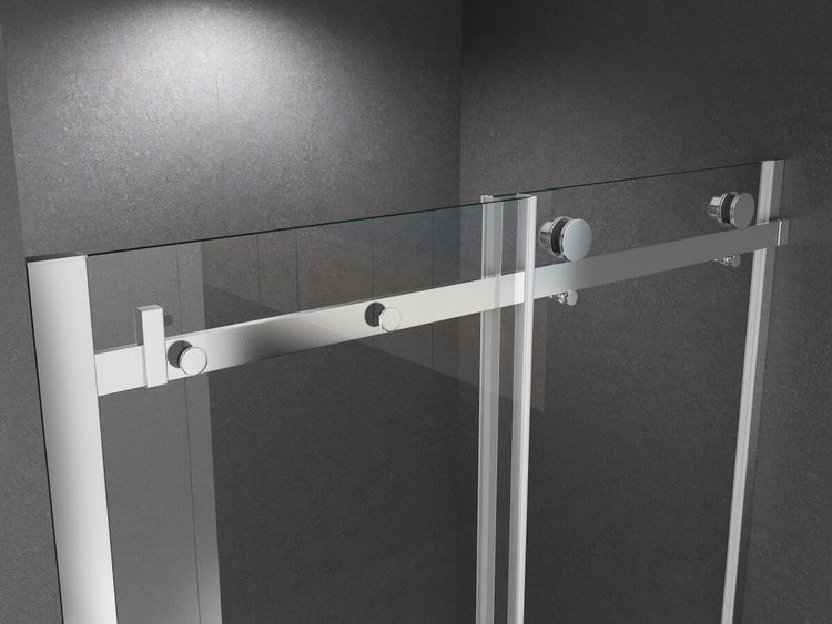 Nahaufnahme einer Glas-Dusch-Schiebetür mit Metallschiene und runden Rollen vor einer dunkelgrauen Wand.
