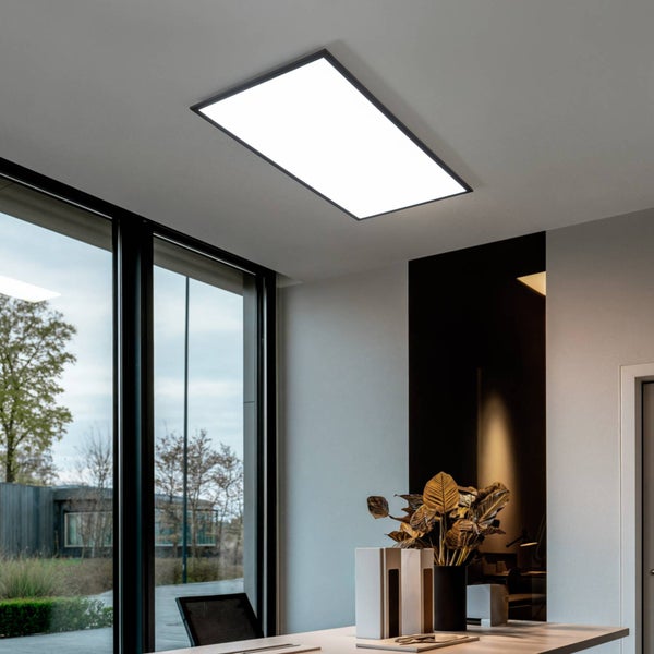 Flaches, rechteckiges LED Deckenpaneel in einem modern eingerichteten, hellen Büro mit großem Fenster und Schreibtisch.