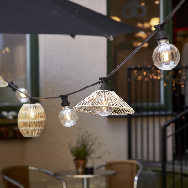 Dekorative Lichterkette mit Lampenschirmen für den Außenbereich