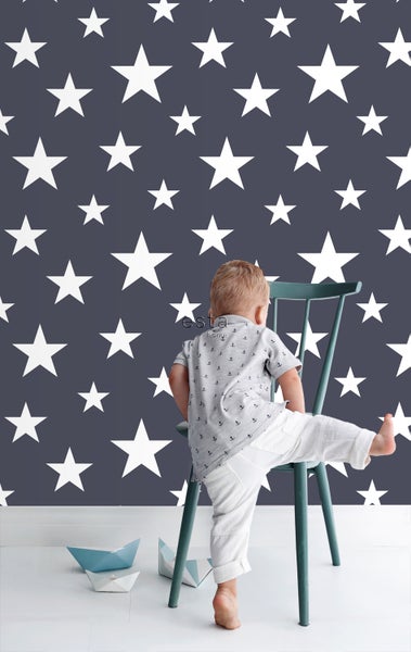 Tapete mit Sternenmuster und Kind auf einem Stuhl