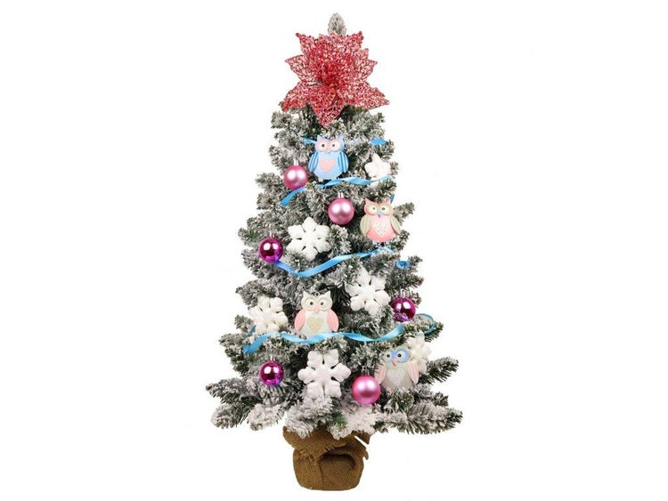 Künstlicher Weihnachtsbaum mit Schneeoptik, dekoriert mit Eulenfiguren, Weihnachtskugeln, Schneeflocken und einem großen Stern im Jutesack.