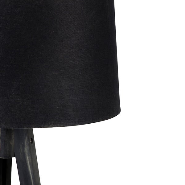 Detail einer Stehlampe mit schwarzem Lampenschirm