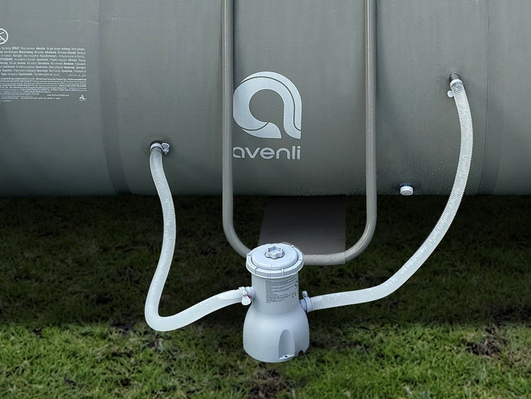 Detailansicht eines Avenli Pools mit angeschlossener Filterpumpe