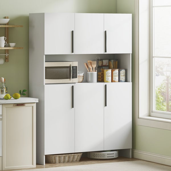 Weißer Küchenschrank mit sechs Türen und offener Nische für die Mikrowelle, moderne schwarze Griffe, helles Küchendesign.