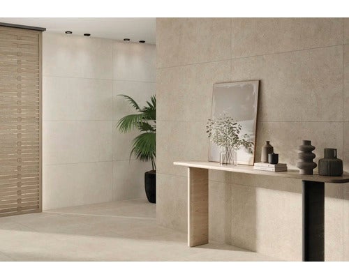 Beige Fliesen im Flur mit Konsole, Spiegel, Dekoration und Zimmerpflanze