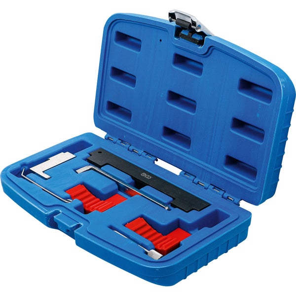 Werkzeugsatz für Motorreparaturen im geöffneten blauen Koffer