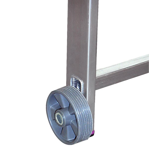Detailansicht einer Aluminiumleiter mit Rad.