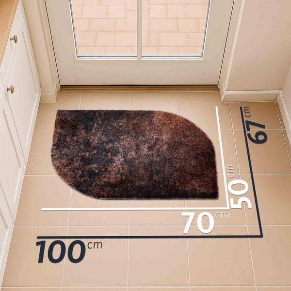 Halbrunde Fußmatte mit den Maßen 100 x 67 Zentimeter vor einer Tür