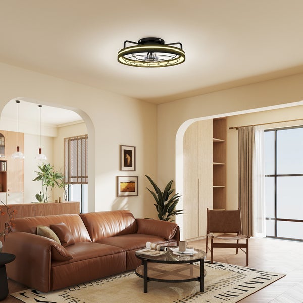 Moderner Deckenventilator mit Licht in einem hellen Wohnzimmer mit braunem Ledersofa und rundem Couchtisch.