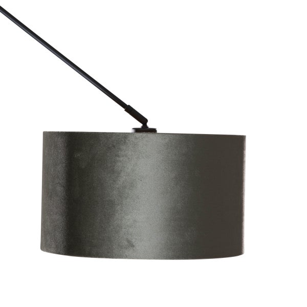 Nahaufnahme einer Stehlampe mit Stoffschirm