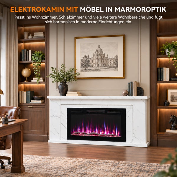 Elektrischer Kamin mit Kaminumrandung in Marmoroptik vor einer Wohnzimmerwand mit beleuchteten Bücherregalen und Dekorationsgegenständen.
