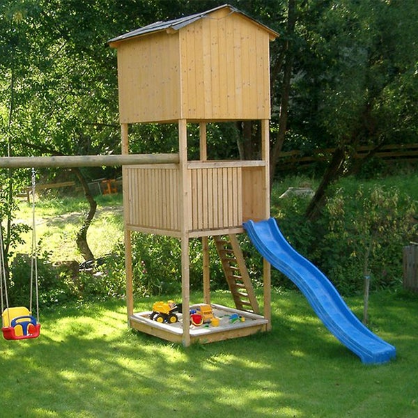 Spielturm aus Holz mit Dach, Rutsche, Schaukel und Sandkasten in einem Garten.