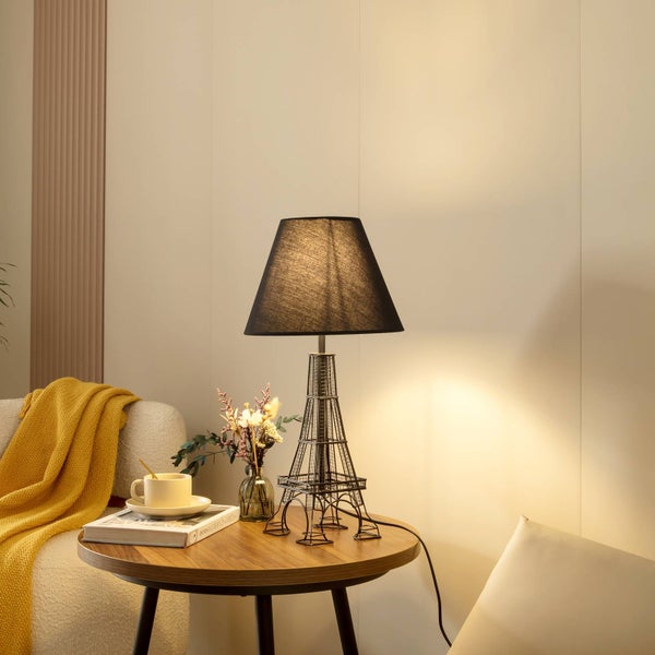 Dekorative Tischleuchte mit Eiffelturm Design auf einem Beistelltisch