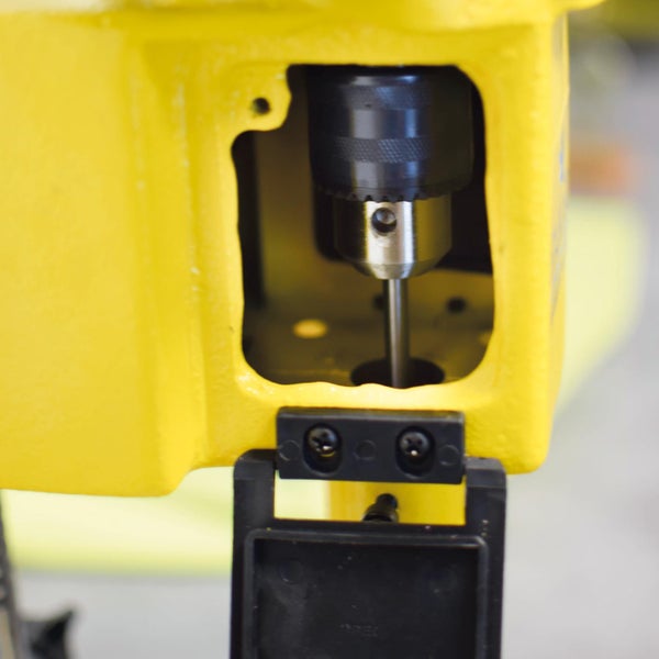 Detailansicht einer Tischbohrmaschine mit Bohrfutter