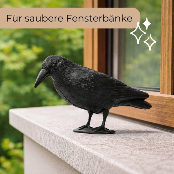 Schwarze Krähenattrappe auf einer Fensterbank