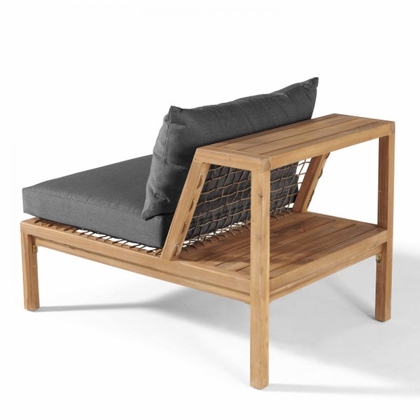 Garten-Lounge-Eckmodul aus Holz mit grauen Polstern und integriertem Regal an der Rückseite.