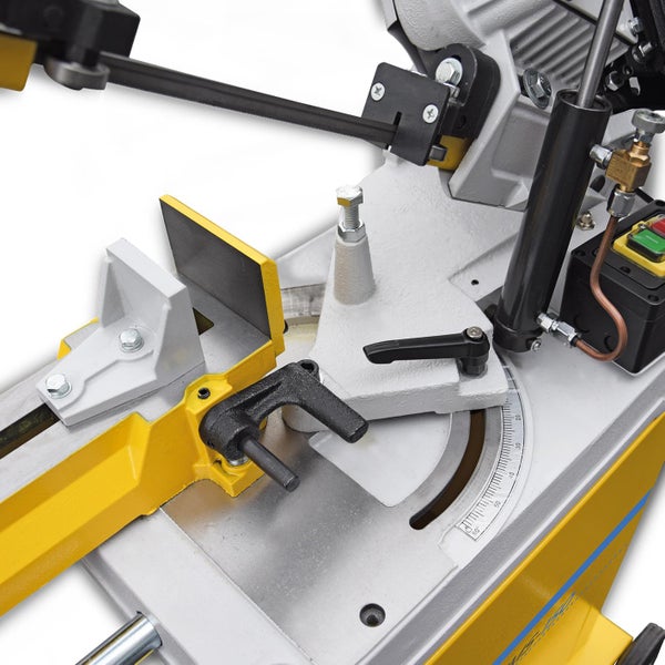 Detailaufnahme einer Metallsäge mit Winkelskala und Spannvorrichtung.