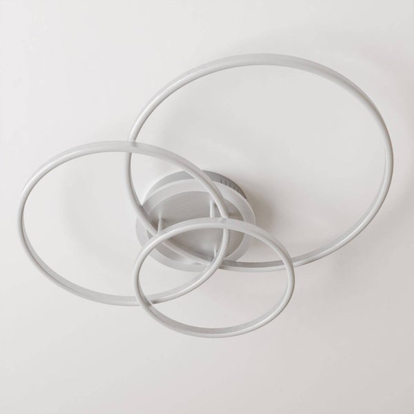 Moderne LED-Deckenleuchte mit drei ineinander verschlungenen Ringen aus gebürstetem Metall.