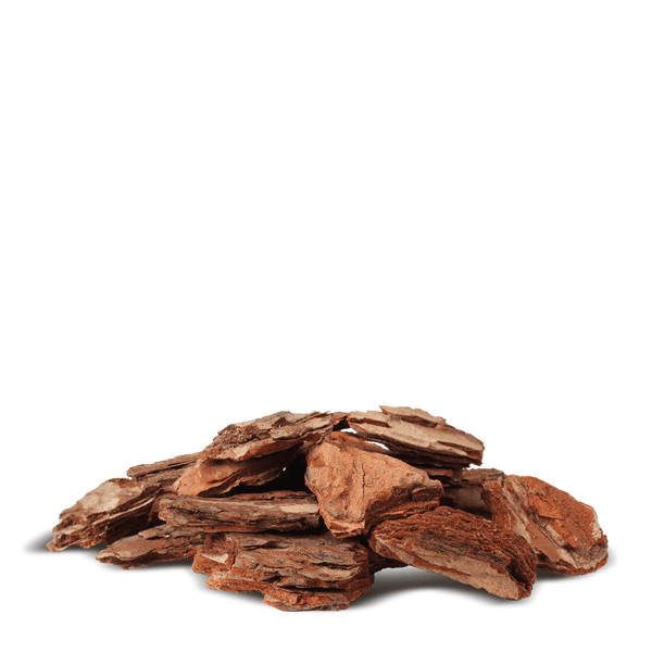 Pinienrinde zur Bodenabdeckung und Dekoration im Garten.