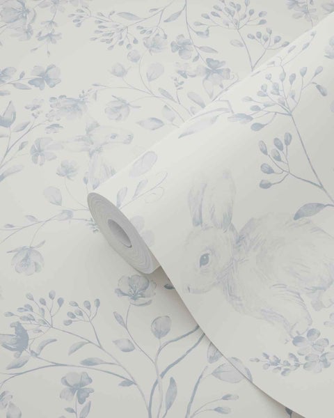 Vliestapete mit feinem Blumenmuster und Hasenmotiven im Aquarell-Stil.