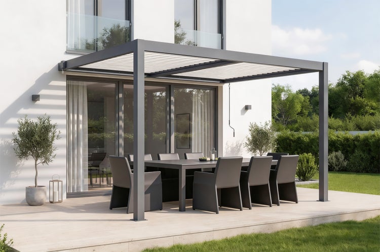 Überdachte Terrasse mit Esstisch und Stühlen vor Haus