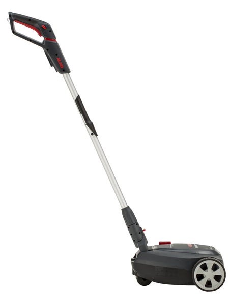 AL-KO batteriebetriebener Flächenreiniger in Schwarz, Grau und Rot mit Metallstiel und Rädern für die Gartenarbeit.
