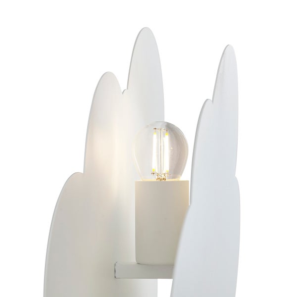 Moderne weiße Leuchte mit wellenförmigen Paneelen und einem leuchtenden LED-Filament-Leuchtmittel.