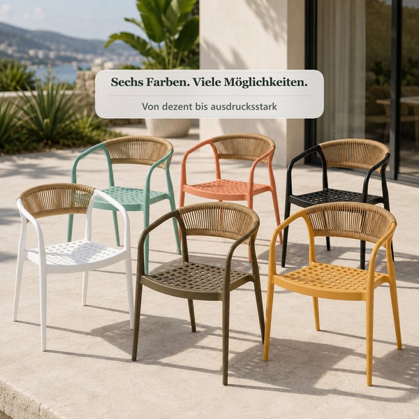 Sechs moderne Gartenstühle mit geflochtener Rückenlehne und Sitzfläche in verschiedenen Farben auf einer Terrasse vor moderner Architektur.