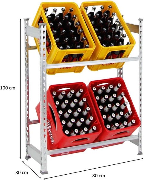 Getränkekistenregal mit zwei Ebenen, gefüllt mit Bierflaschen in gelben und roten Kisten, neben einer Frau