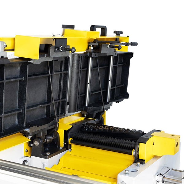 Hobelmaschine mit schwarzer Walze und gelben Bauteilen