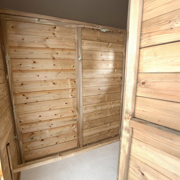 Innenansicht eines Holzgartenhauses mit Holzwänden