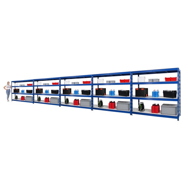 Langes, blaues Schwerlastregal mit mehreren Ebenen, gefüllt mit Boxen und Kanistern