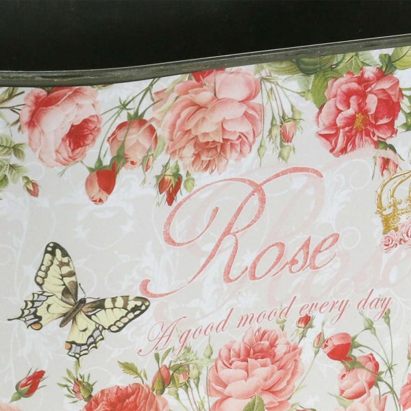 Dekoratives Muster mit Rosen, Schmetterling und Schriftzug Rose auf einem Behälter