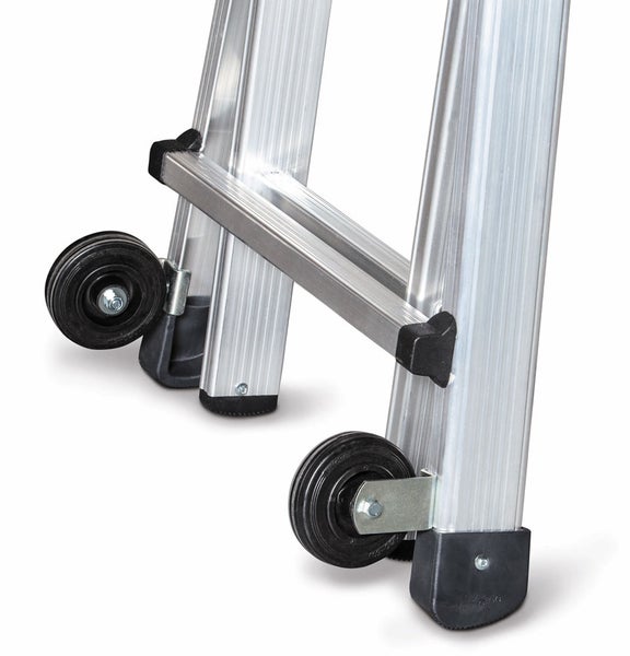 Detailansicht einer Aluminiumleiter mit Rollen für den einfachen Transport