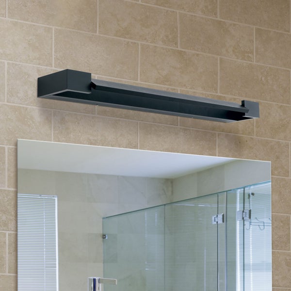 Moderne LED Spiegelleuchte in minimalistischem Design über einem Badezimmerspiegel an einer gefliesten Wand montiert.