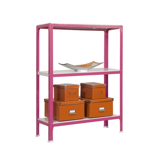 Metallregal mit drei Ebenen, rosafarbenes Gestell, weiße Regalböden, bestückt mit orangefarbenen Aufbewahrungsboxen und einer Dekoschale.