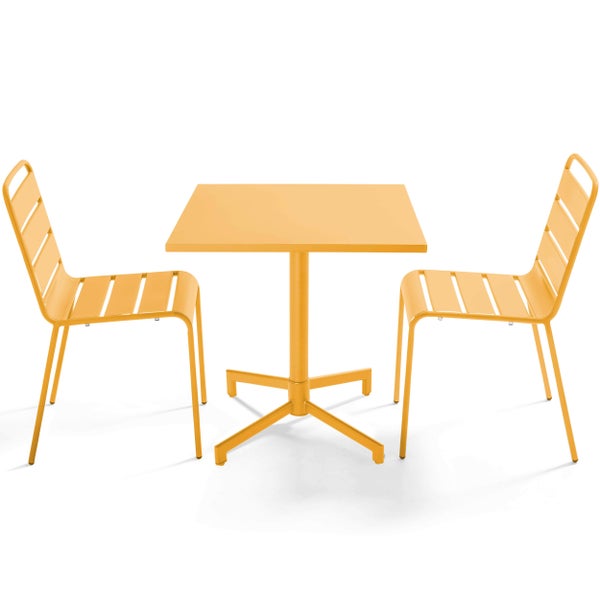 Gelbes Bistro-Set aus Metall mit einem quadratischen Säulentisch und zwei Stühlen im Latten-Design.