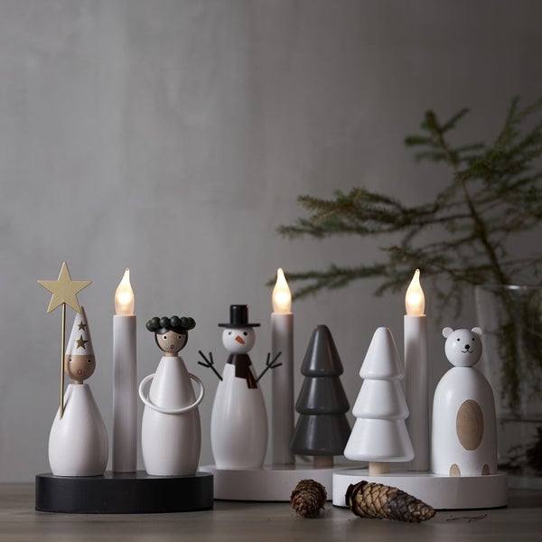 Dekorative Holzfiguren mit LED Kerzen für festliche Beleuchtung
