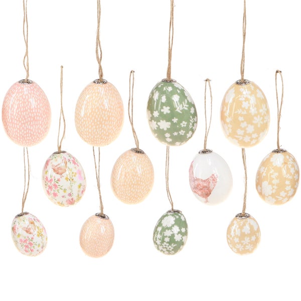 Dekorative Ostereier mit Mustern hängen an Schnüren.