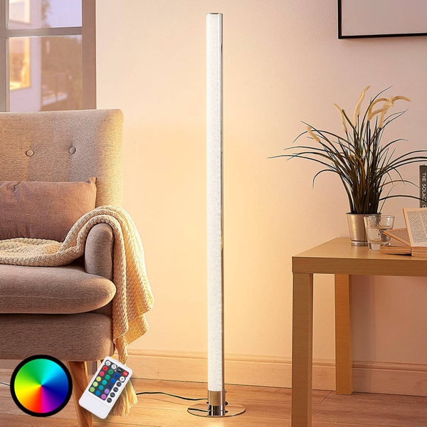 Schlanke LED-Stehleuchte in Säulenform mit RGB-Farbwechsel und Fernbedienung, platziert in einem modern eingerichteten Wohnzimmer.