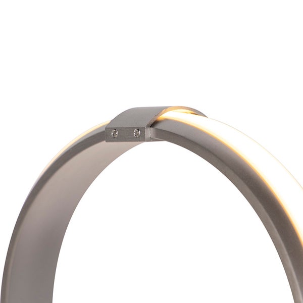 Detailansicht einer runden LED-Leuchte mit silberfarbener Halterung.