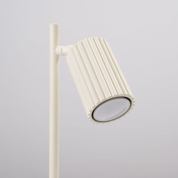 Stehleuchte mit geripptem Schirm