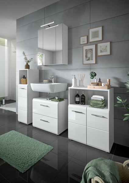 Modernes Badezimmer mit weißen Hochglanz-Badmöbeln, Waschbecken, Spiegelschrank, Unterschrank und grauen Fliesen.