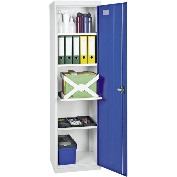 Offener Stahlschrank mit blauer Tür und Fachböden, befüllt mit Ordnern, Flaschen und Werkzeugboxen.