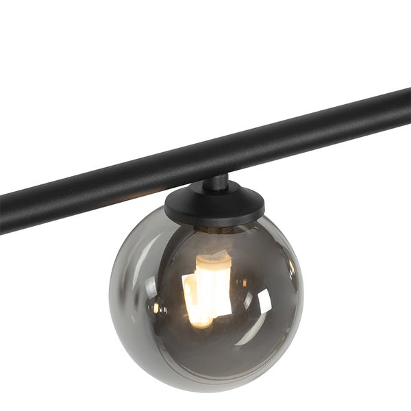 Detailaufnahme einer Pendelleuchte mit rauchfarbenem Glasschirm und Leuchtmittel