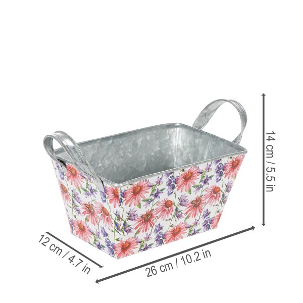 Rechteckiger Metall-Pflanztopf mit Blumenmuster und zwei Griffen, Maße 26 Zentimeter Länge, 12 Zentimeter Breite und 14 Zentimeter Höhe.
